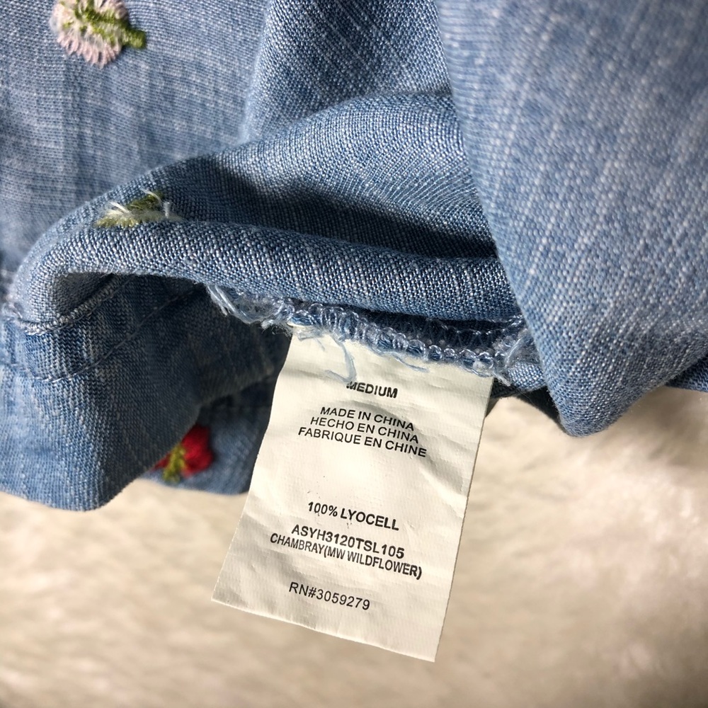 Altar’d State Chambray Wildflower Crop Top - Picture 7 of 9